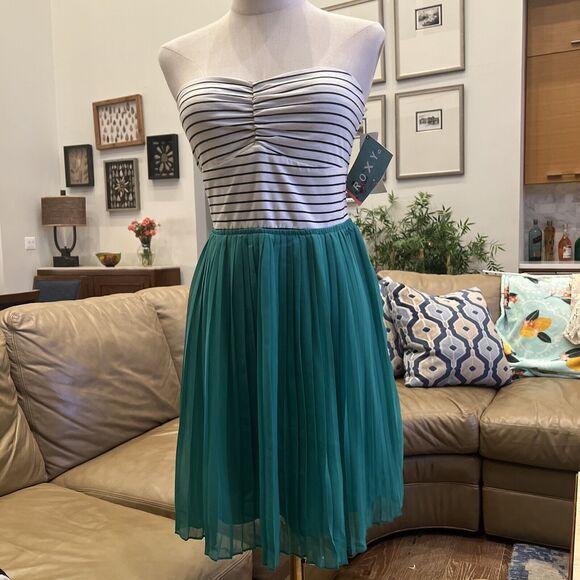 Roxy One Day Soon Dress Medium New Striped Flowy Fit and Flare stretch New - Picture 3 of 6